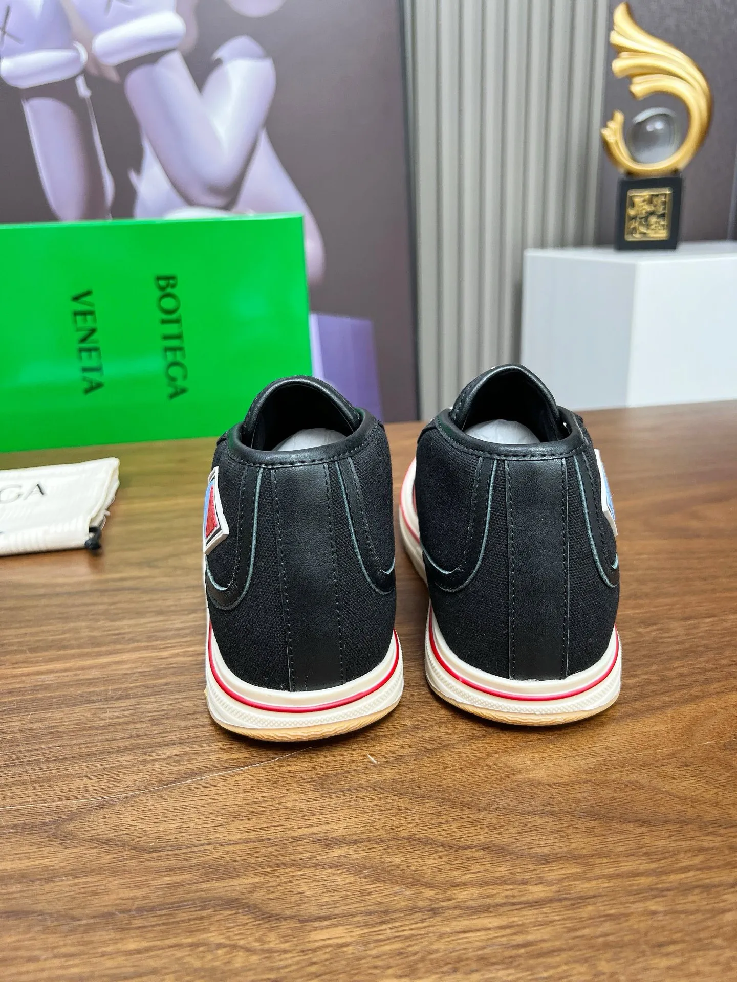 Men's men's shoes 💰520💰 Bottega Veneta BV's latest Eliot series retro basketball shoes casual sports canvas shoes 🔥Become a god when it is launched!🔥 Inspired by retro basketball sneakers, the color combination highlights youthful vitality and perfectly interprets the theme of youth and childlike innocence. The details are also very particular. The summer canvas brings excellent durability and comfort. Designs such as calfskin trim, rubber toe caps and hand-painted retro red lines are full of retro feel. The round toe and convex sole add a modern feel and are suitable for various styles. Easily create a fashionable atmosphere. The upper foot is the focus...can be worn as a couple's shoes...The red lines on each shoe edge are hand-painted, which adds more taste and attitude! ✦Fabric: Original customized high-density canvas + cowhide ✦Inner lining: original customized breathable canvas ✦Insole: movable latex cowhide insole ✦Sole: original molded non-slip and wear-resistant TPU material ✦Sole thickness: 3cm ✦Number of sizes: female size 35--40, female 40 is customized and non-returnable ✦Number: male size 39--45, male 45 is customized and non-returnable